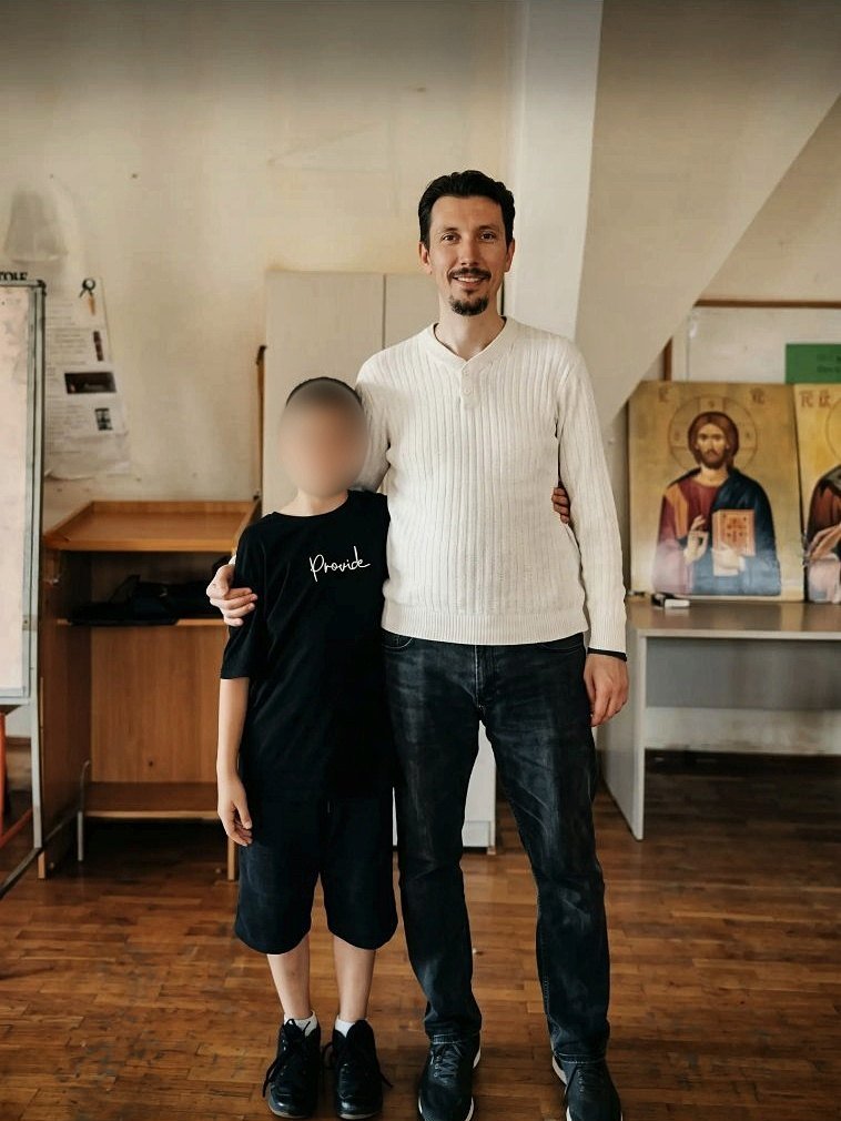 Legendarni profesor Branko Šipka napustio prosvetu, a đaci su mu na katedri ostavili pesmu